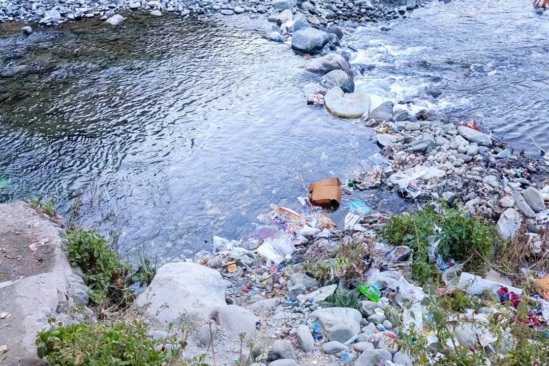 बैतडीको पुर्चौंडीमा फोहर व्यवस्थापन चुनौती, नदी किनारमा फोहर फालिदै  